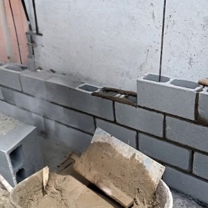 Assentar blocos tijolos e revestimentos com precisao feito por pedreiro em jacarepagua