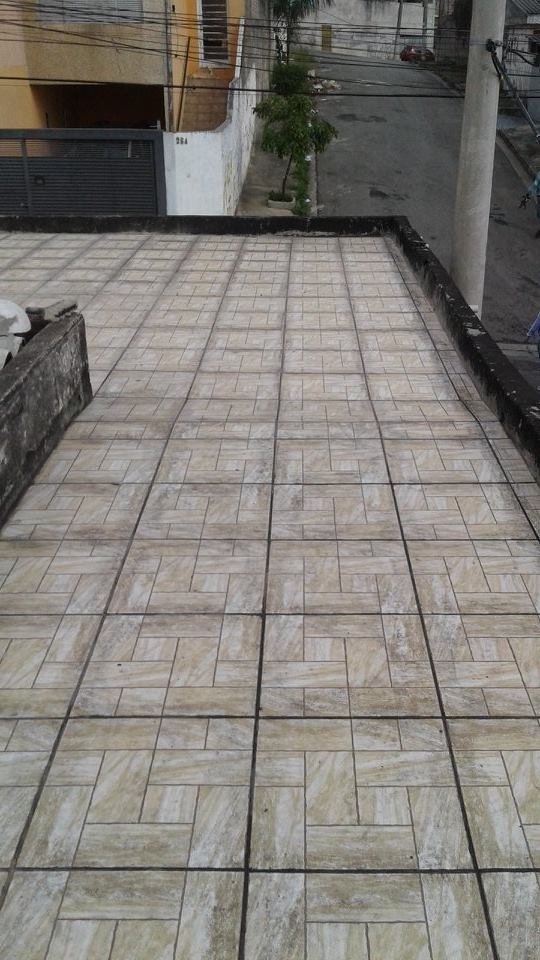 Piso no terraço feito pelo pedreiro no Rio de janeiro