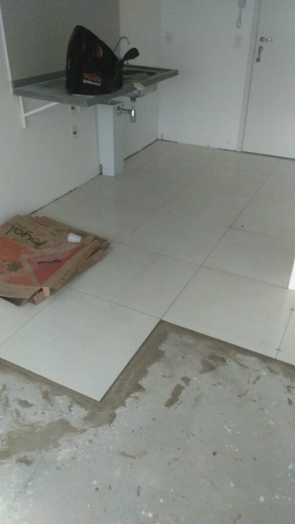 Piso sendo colocado pelo pedreiro no rj