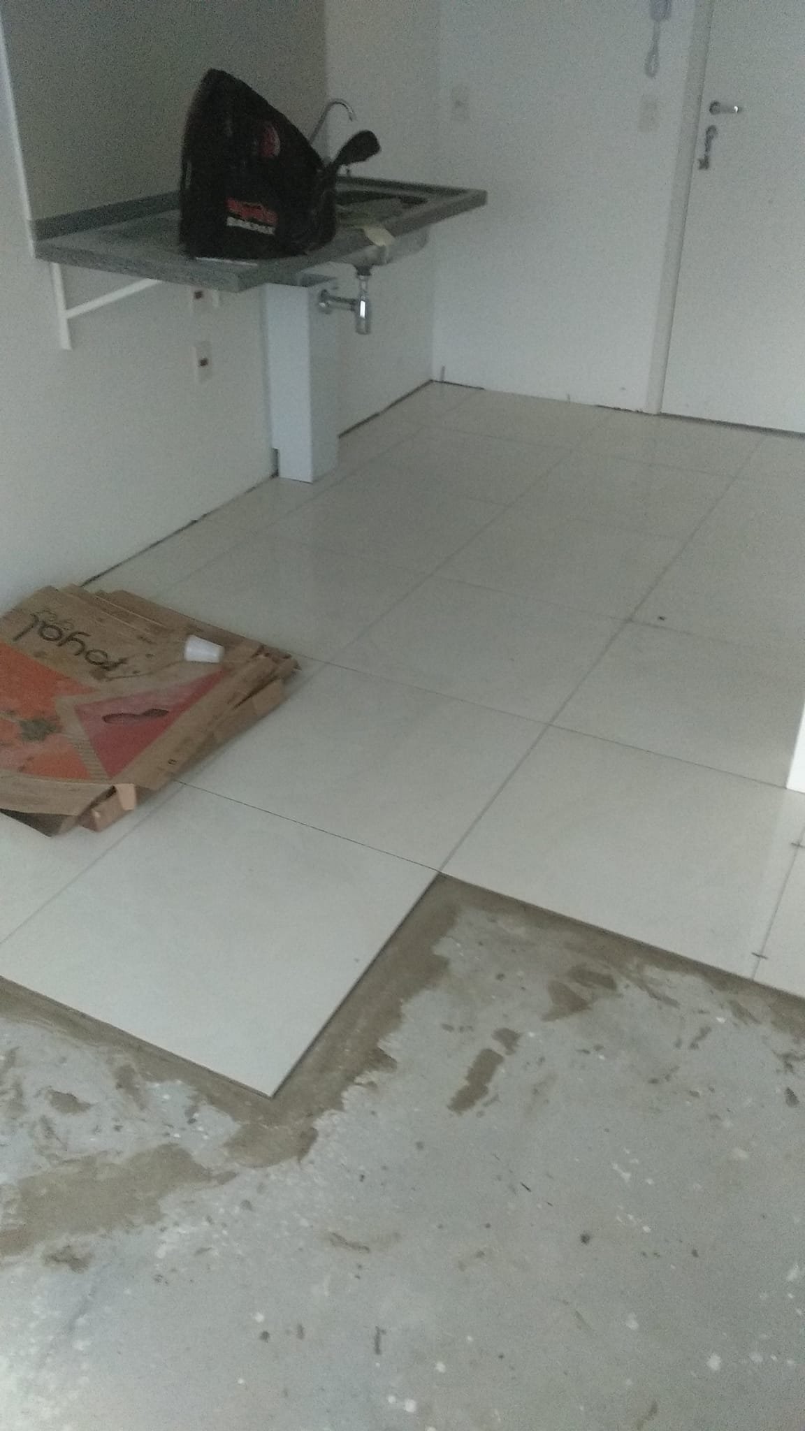 Piso sendo colocado pelo pedreiro no rj
