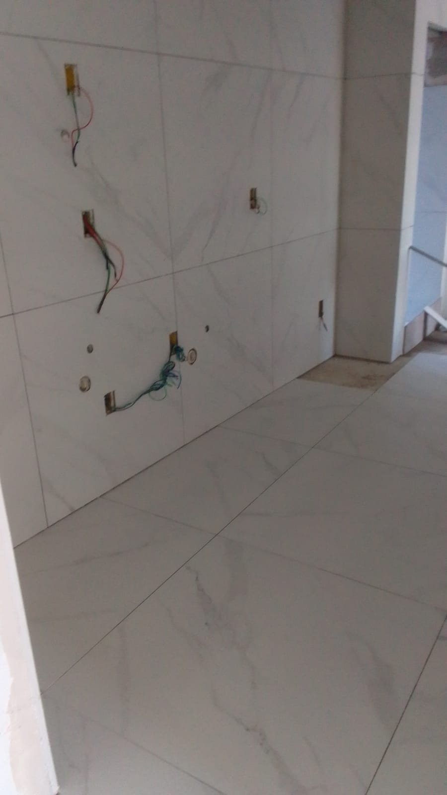 piso e parede com piso feito pelo pedreiro no rio de janeiro
